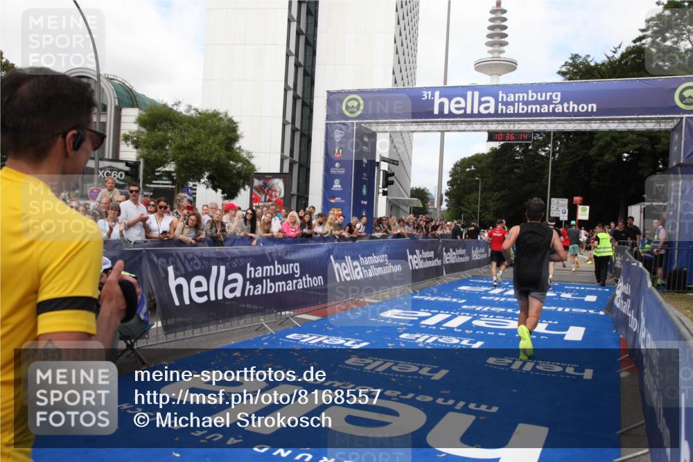 29.06.2025 - hella hamburg halbmarathon Michael Strokosch http://msf.ph/oto/8168557 29.06.2025 10:36:13 Ziel 2774, 6032, 6990, 12168, 12447, 12488, 13419, 14601, 14875, 15115, 17078, 17329, 17691, 18600 meine-sportfotos.de