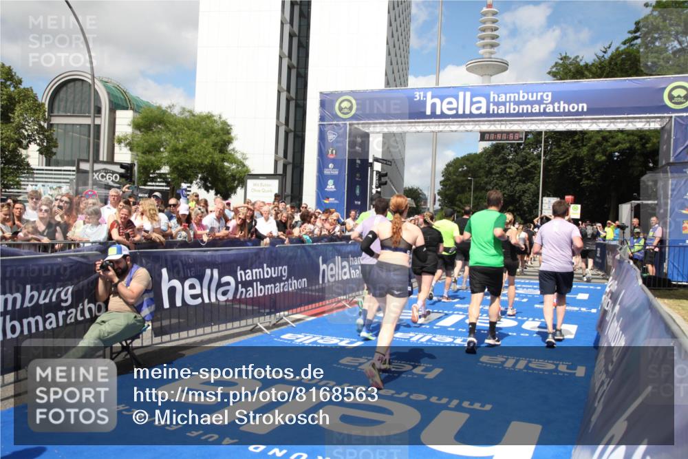 29.06.2025 - hella hamburg halbmarathon Michael Strokosch http://msf.ph/oto/8168563 29.06.2025 11:41:51 Ziel 3094, 3095, 3288, 3515, 4119, 4446, 5160, 6739, 9877, 11766, 11874, 13510, 14735, 15248, 15262, 15285, 15354, 15807, 17018, 17230, 18502, 18688 meine-sportfotos.de