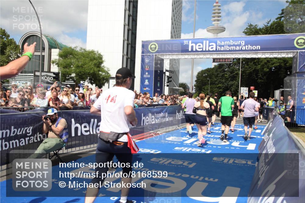 29.06.2025 - hella hamburg halbmarathon Michael Strokosch http://msf.ph/oto/8168599 29.06.2025 11:41:52 Ziel 3094, 3095, 3288, 3515, 4119, 4446, 5160, 9877, 11766, 11874, 13510, 14735, 14871, 15248, 15262, 15285, 15354, 15807, 17018, 17230, 18502, 18688 meine-sportfotos.de