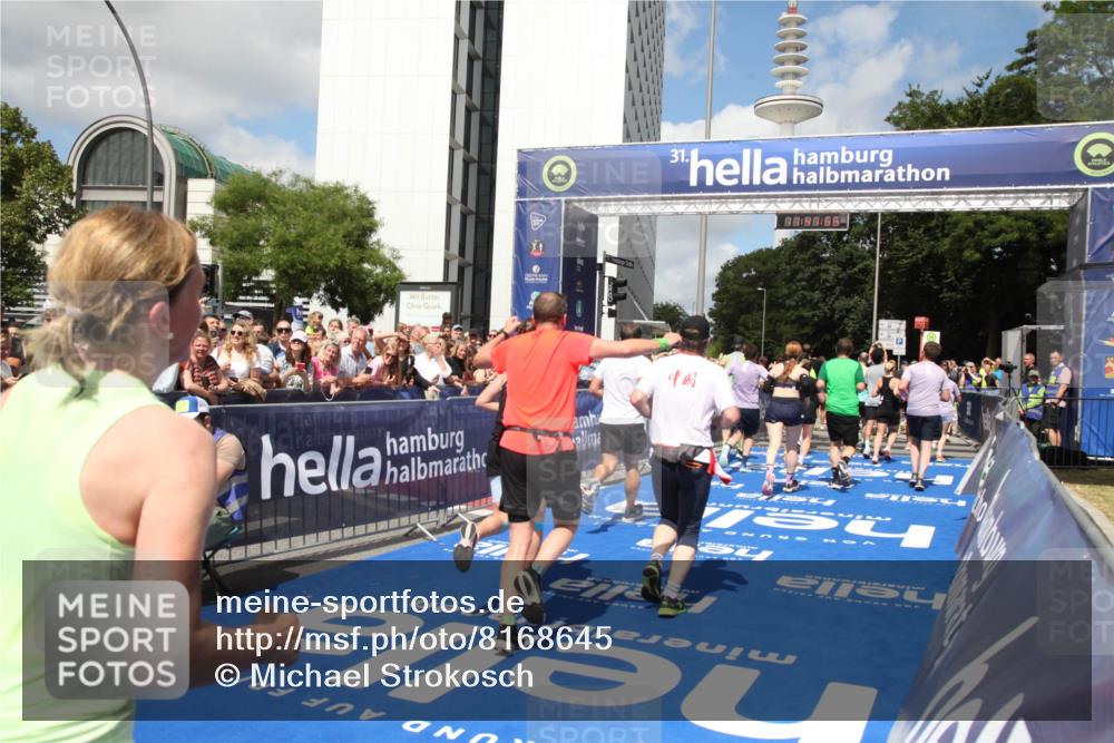 29.06.2025 - hella hamburg halbmarathon Michael Strokosch http://msf.ph/oto/8168645 29.06.2025 11:41:53 Ziel 3094, 3095, 3288, 3515, 4119, 4446, 5160, 6920, 9877, 11766, 11874, 13069, 13510, 14735, 14871, 15248, 15262, 15285, 15354, 17230, 18502, 18688 meine-sportfotos.de