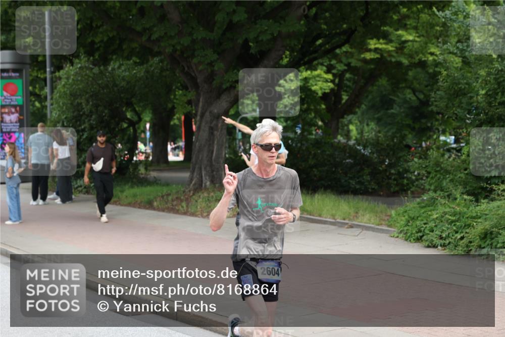 29.06.2025 - hella hamburg halbmarathon Yannick Fuchs http://msf.ph/oto/8168864 29.06.2025 10:23:36 20KM 1953, 2604, 3968, 6090, 7389, 10222, 12189, 14140, 15655, 15883, 16711, 17374, 17488 meine-sportfotos.de