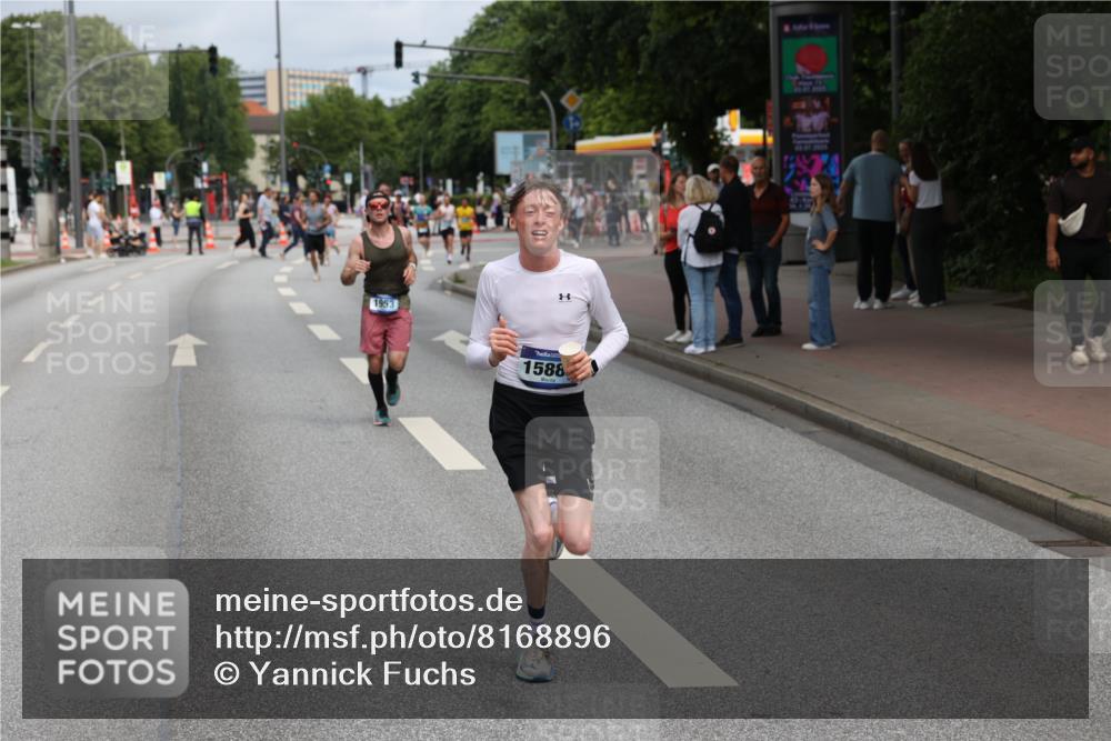 29.06.2025 - hella hamburg halbmarathon Yannick Fuchs http://msf.ph/oto/8168896 29.06.2025 10:23:37 20KM 1953, 2604, 3968, 6090, 7389, 10222, 12189, 14140, 15655, 15883, 16711, 17374, 17488 meine-sportfotos.de