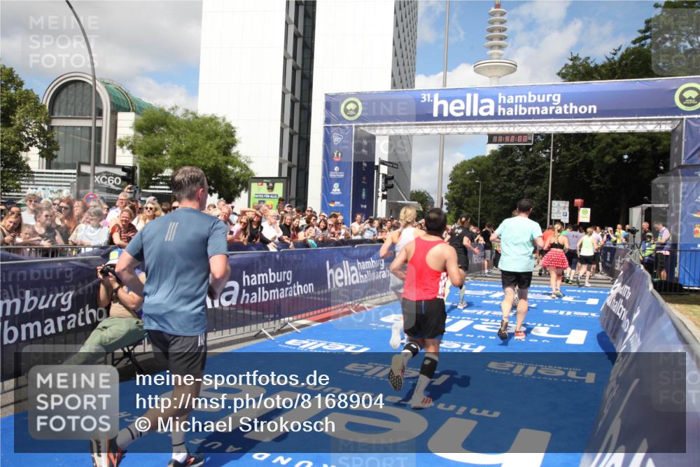 29.06.2025 - hella hamburg halbmarathon Michael Strokosch http://msf.ph/oto/8168904 29.06.2025 11:41:58 Ziel 1791, 3094, 3095, 3990, 6920, 8878, 11209, 11766, 13069, 14735, 14871, 16710, 17037, 17230 meine-sportfotos.de