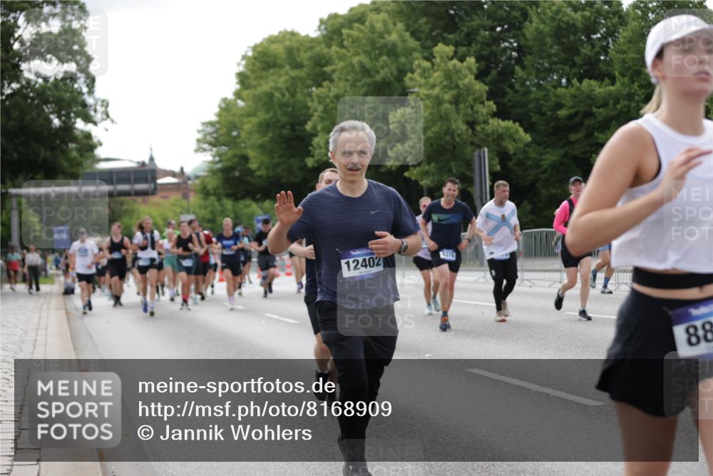 29.06.2025 - hella hamburg halbmarathon Jannik Wohlers http://msf.ph/oto/8168909 29.06.2025 10:21:16 Lombardsbrücke 1072, 1158, 1401, 1668, 2172, 2315, 2353, 2529, 3770, 3825, 3826, 4289, 4375, 4376, 4697, 4786, 5122, 5412, 5759, 5957, 6086, 6103, 6475, 6805, 7075, 7612, 7672, 8286, 8715, 8896, 9369, 9483, 9499, 9532, 9635, 10019, 10374, 10874, 11425, 12041, 12368, 12402, 12659, 13093, 13604, 13937, 14278, 15404, 15603, 15869, 16045, 17903, 17932, 18378, 18439, 18851 meine-sportfotos.de