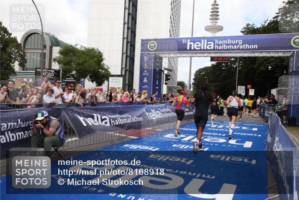 29.06.2025 - hella hamburg halbmarathon Michael Strokosch http://msf.ph/oto/8168918 29.06.2025 10:36:22 Ziel 6829, 6993, 12051, 13991, 14601, 15115, 15348, 16158, 17192, 17329 meine-sportfotos.de