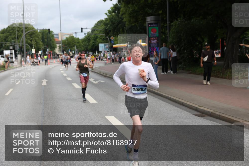 29.06.2025 - hella hamburg halbmarathon Yannick Fuchs http://msf.ph/oto/8168927 29.06.2025 10:23:37 20KM 1953, 2604, 3968, 6090, 7389, 10222, 12189, 14140, 15655, 15883, 16711, 17374, 17488 meine-sportfotos.de