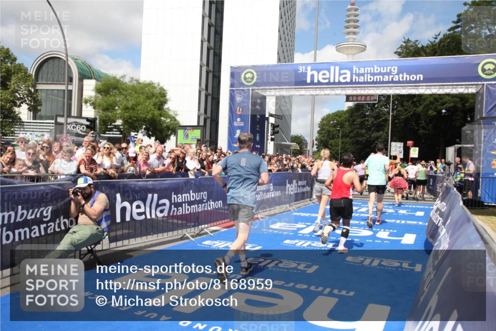 29.06.2025 - hella hamburg halbmarathon Michael Strokosch http://msf.ph/oto/8168959 29.06.2025 11:41:59 Ziel 1791, 3990, 6920, 7382, 7517, 8878, 10996, 11209, 11766, 13069, 14735, 14871, 16710, 17037 meine-sportfotos.de