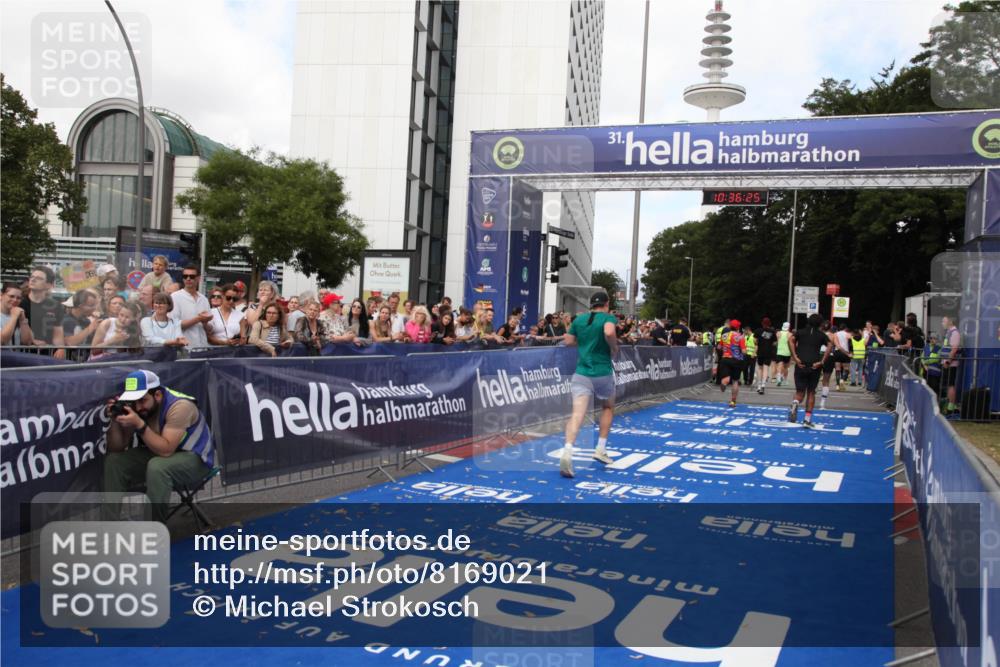 29.06.2025 - hella hamburg halbmarathon Michael Strokosch http://msf.ph/oto/8169021 29.06.2025 10:36:24 Ziel 6829, 6993, 12051, 13991, 14075, 15348, 16158, 17192 meine-sportfotos.de