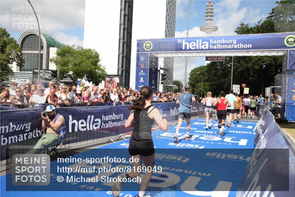 29.06.2025 - hella hamburg halbmarathon Michael Strokosch http://msf.ph/oto/8169049 29.06.2025 11:42:00 Ziel 1791, 3990, 6920, 7382, 7517, 8878, 10996, 11209, 13069, 14735, 14871, 16710, 17037 meine-sportfotos.de