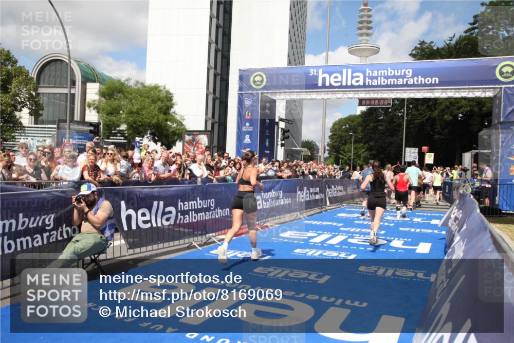 29.06.2025 - hella hamburg halbmarathon Michael Strokosch http://msf.ph/oto/8169069 29.06.2025 11:42:01 Ziel 1791, 3990, 6920, 7382, 7517, 8878, 10996, 11209, 11331, 13069, 14871, 15226, 16710, 17037 meine-sportfotos.de