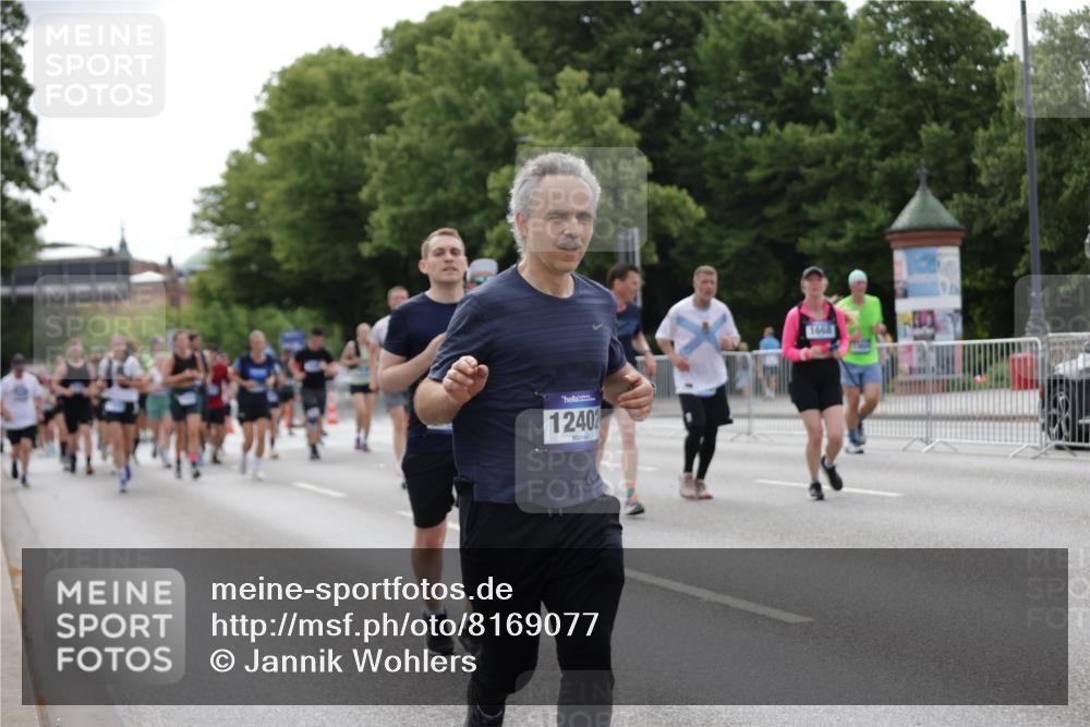 29.06.2025 - hella hamburg halbmarathon Jannik Wohlers http://msf.ph/oto/8169077 29.06.2025 10:21:17 Lombardsbrücke 1072, 1158, 1191, 1250, 1668, 1958, 2172, 2315, 2353, 2529, 3770, 3825, 3826, 4289, 4375, 4376, 4697, 5122, 5412, 5759, 5957, 6086, 6103, 6475, 6805, 7075, 7612, 7672, 8286, 8715, 8896, 9369, 9483, 9499, 9532, 9635, 10019, 10374, 10874, 11424, 11425, 12041, 12402, 12659, 13093, 13604, 13937, 14278, 15404, 15869, 16045, 17903, 17932, 18378, 18439, 18851 meine-sportfotos.de
