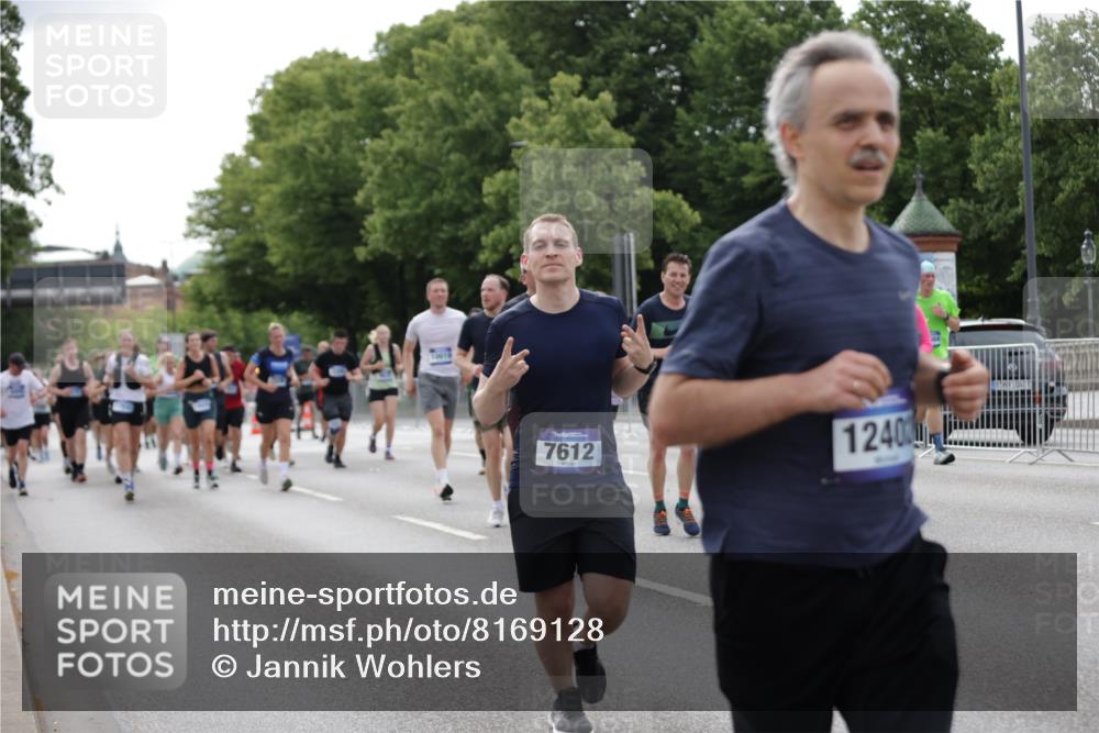 29.06.2025 - hella hamburg halbmarathon Jannik Wohlers http://msf.ph/oto/8169128 29.06.2025 10:21:17 Lombardsbrücke 1072, 1158, 1191, 1250, 1668, 1958, 2172, 2315, 2353, 2529, 3770, 3825, 3826, 4289, 4375, 4376, 4697, 5122, 5412, 5759, 5957, 6086, 6103, 6475, 6805, 7075, 7612, 7672, 8286, 8715, 8896, 9369, 9483, 9499, 9532, 9635, 10019, 10374, 10874, 11424, 11425, 12041, 12402, 12659, 13093, 13604, 13937, 14278, 15404, 15869, 16045, 17903, 17932, 18378, 18439, 18851 meine-sportfotos.de