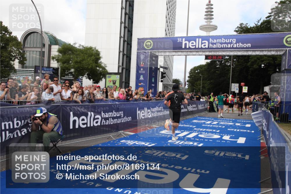 29.06.2025 - hella hamburg halbmarathon Michael Strokosch http://msf.ph/oto/8169134 29.06.2025 10:36:27 Ziel 8084, 10404, 10852, 11304, 12051, 12916, 14075, 16158, 17192, 18062 meine-sportfotos.de