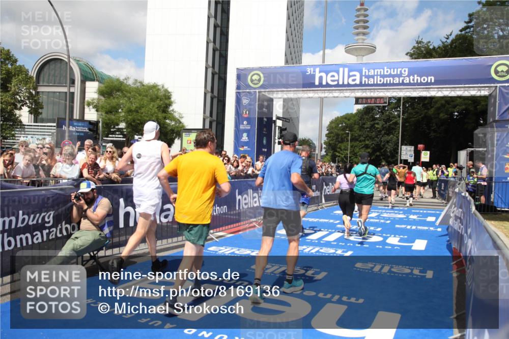 29.06.2025 - hella hamburg halbmarathon Michael Strokosch http://msf.ph/oto/8169136 29.06.2025 11:42:04 Ziel 1596, 1774, 3990, 5180, 7040, 7382, 7517, 8878, 9699, 10996, 11183, 11331, 11444, 11972, 15226, 16710, 17037 meine-sportfotos.de