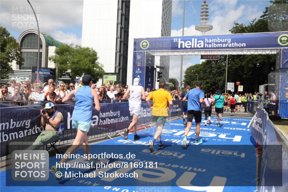 29.06.2025 - hella hamburg halbmarathon Michael Strokosch http://msf.ph/oto/8169181 29.06.2025 11:42:05 Ziel 1596, 1774, 3679, 5180, 5186, 7040, 7382, 7517, 8878, 9699, 10996, 11183, 11331, 11444, 11972, 15226, 16710, 17037, 17688 meine-sportfotos.de