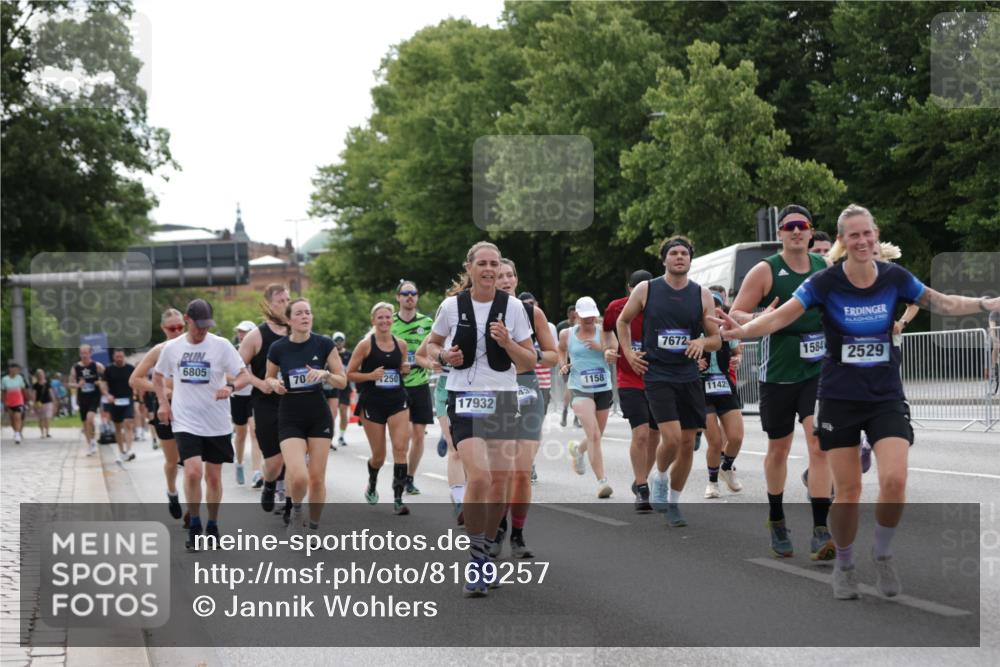 29.06.2025 - hella hamburg halbmarathon Jannik Wohlers http://msf.ph/oto/8169257 29.06.2025 10:21:22 Lombardsbrücke 1072, 1158, 1191, 1250, 1668, 1958, 2172, 2315, 2353, 2529, 3606, 3995, 4046, 4289, 4375, 4376, 5122, 5759, 5957, 6086, 6475, 6676, 6805, 7075, 7612, 7672, 8286, 8715, 8896, 8959, 9002, 9062, 9326, 9369, 9483, 9635, 10019, 10125, 10210, 10787, 11424, 11425, 12041, 12402, 12659, 13477, 13604, 13937, 14278, 15104, 16762, 16781, 17903, 17932, 18439, 19099 meine-sportfotos.de
