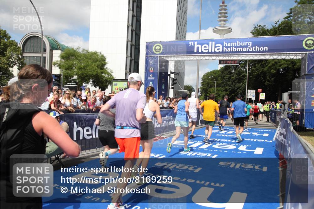 29.06.2025 - hella hamburg halbmarathon Michael Strokosch http://msf.ph/oto/8169259 29.06.2025 11:42:06 Ziel 1596, 1774, 3679, 5180, 5186, 7040, 7382, 7517, 8878, 9699, 10996, 11183, 11331, 11444, 11972, 15226, 17037, 17687, 17688, 19037, 19057 meine-sportfotos.de
