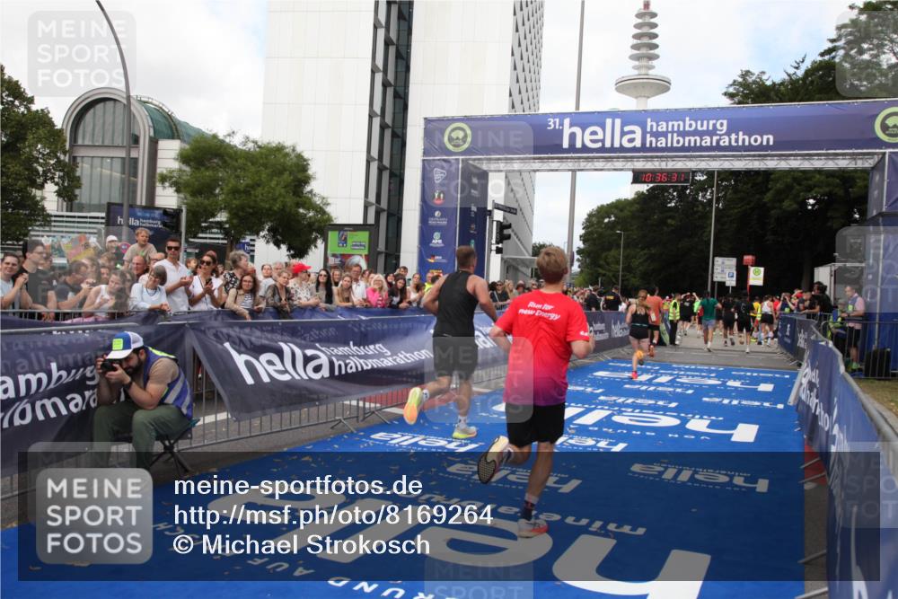 29.06.2025 - hella hamburg halbmarathon Michael Strokosch http://msf.ph/oto/8169264 29.06.2025 10:36:30 Ziel 8084, 9296, 10404, 10680, 10852, 11304, 12051, 12916, 14075, 17192, 17723, 18062 meine-sportfotos.de