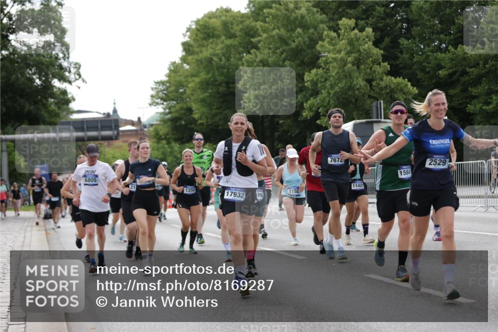 29.06.2025 - hella hamburg halbmarathon Jannik Wohlers http://msf.ph/oto/8169287 29.06.2025 10:21:22 Lombardsbrücke 1072, 1158, 1191, 1250, 1668, 1958, 2172, 2315, 2353, 2529, 3606, 3995, 4046, 4289, 4375, 4376, 5122, 5759, 5957, 6086, 6475, 6676, 6805, 7075, 7612, 7672, 8286, 8715, 8896, 8959, 9002, 9062, 9326, 9369, 9483, 9635, 10019, 10125, 10210, 10787, 11424, 11425, 12041, 12402, 12659, 13477, 13604, 13937, 14278, 15104, 16762, 16781, 17903, 17932, 18439, 19099 meine-sportfotos.de