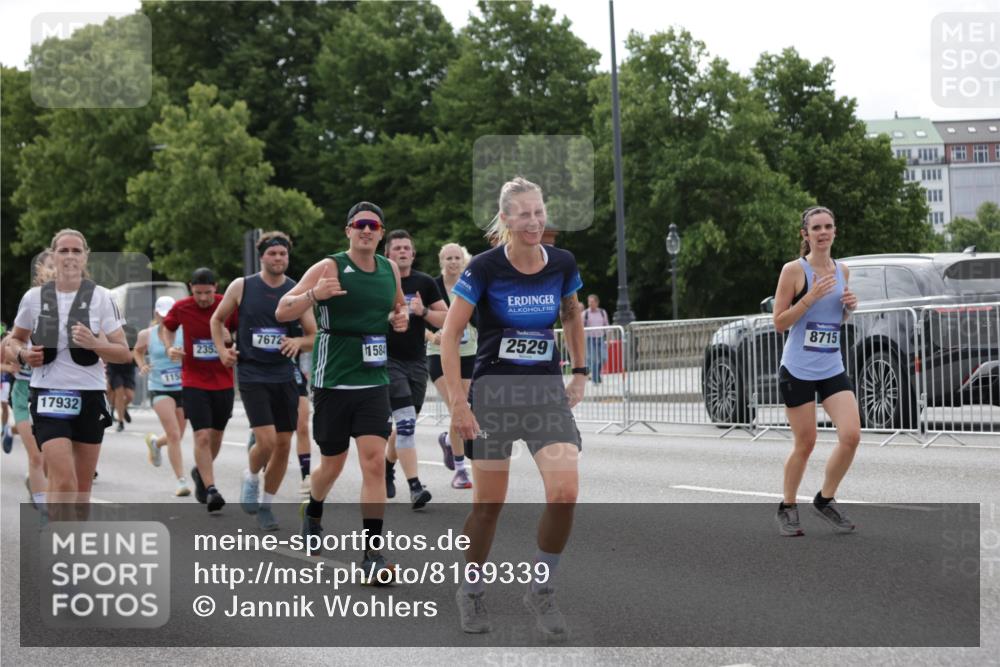 29.06.2025 - hella hamburg halbmarathon Jannik Wohlers http://msf.ph/oto/8169339 29.06.2025 10:21:23 Lombardsbrücke 1158, 1191, 1250, 1668, 1958, 2172, 2315, 2353, 2529, 3606, 3995, 4046, 4289, 4375, 4376, 5122, 5641, 5759, 5957, 6086, 6475, 6676, 6805, 7075, 7162, 7612, 7672, 8715, 8896, 8959, 9002, 9062, 9326, 9369, 9635, 10019, 10125, 10210, 10787, 11424, 11425, 12041, 12402, 12659, 13477, 13604, 14278, 15104, 16762, 16781, 16796, 17903, 17932, 18439, 19099 meine-sportfotos.de