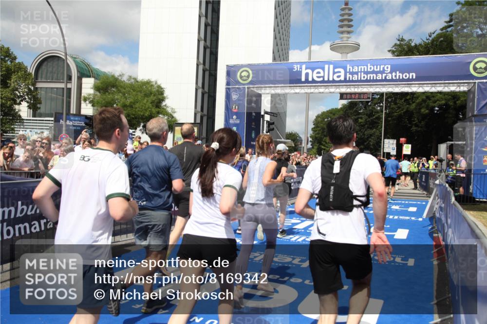 29.06.2025 - hella hamburg halbmarathon Michael Strokosch http://msf.ph/oto/8169342 29.06.2025 11:42:08 Ziel 1596, 1774, 3679, 4411, 5180, 5186, 7040, 7382, 7517, 9699, 10996, 11183, 11331, 11444, 11972, 12883, 15226, 17687, 17688, 18366, 19037, 19057 meine-sportfotos.de