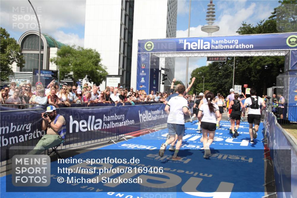 29.06.2025 - hella hamburg halbmarathon Michael Strokosch http://msf.ph/oto/8169406 29.06.2025 11:42:09 Ziel 1596, 1774, 2494, 3679, 4411, 5180, 5186, 7040, 7445, 8712, 9379, 9699, 11183, 11331, 11444, 11972, 12883, 13299, 15226, 17687, 17688, 18366, 19037, 19057 meine-sportfotos.de