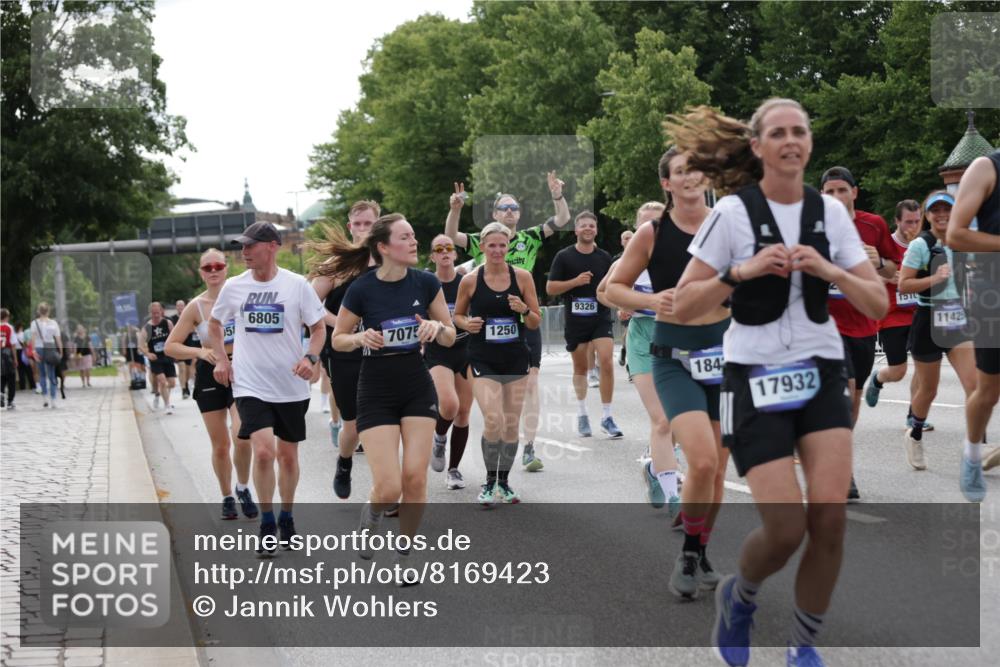29.06.2025 - hella hamburg halbmarathon Jannik Wohlers http://msf.ph/oto/8169423 29.06.2025 10:21:24 Lombardsbrücke 1158, 1191, 1250, 1668, 1958, 2172, 2315, 2353, 2529, 3606, 3995, 4046, 4289, 4375, 4376, 5122, 5641, 5759, 5957, 6086, 6475, 6676, 6805, 7075, 7162, 7612, 7672, 8715, 8896, 8959, 9002, 9062, 9326, 9369, 9635, 10019, 10125, 10210, 10787, 11424, 11425, 12041, 12402, 12659, 13477, 13604, 14278, 15104, 16762, 16781, 16796, 17903, 17932, 18439, 19099 meine-sportfotos.de
