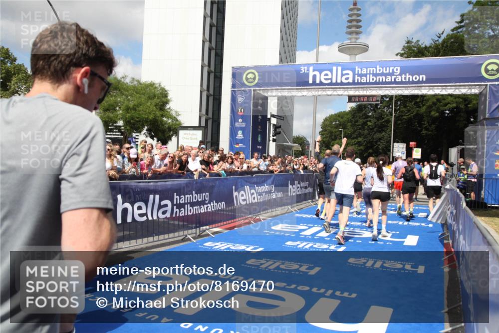 29.06.2025 - hella hamburg halbmarathon Michael Strokosch http://msf.ph/oto/8169470 29.06.2025 11:42:10 Ziel 1596, 1774, 2494, 3679, 4411, 5180, 5186, 7040, 7445, 8486, 8712, 9379, 9699, 11183, 11331, 11444, 11972, 12883, 13299, 15226, 17687, 17688, 18366, 19037, 19057 meine-sportfotos.de