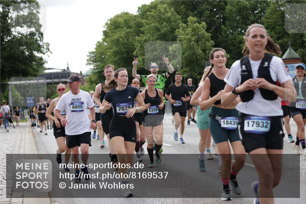 29.06.2025 - hella hamburg halbmarathon Jannik Wohlers http://msf.ph/oto/8169537 29.06.2025 10:21:24 Lombardsbrücke 1158, 1191, 1250, 1668, 1958, 2172, 2315, 2353, 2529, 3606, 3995, 4046, 4289, 4375, 4376, 5122, 5641, 5759, 5957, 6086, 6475, 6676, 6805, 7075, 7162, 7612, 7672, 8715, 8896, 8959, 9002, 9062, 9326, 9369, 9635, 10019, 10125, 10210, 10787, 11424, 11425, 12041, 12402, 12659, 13477, 13604, 14278, 15104, 16762, 16781, 16796, 17903, 17932, 18439, 19099 meine-sportfotos.de