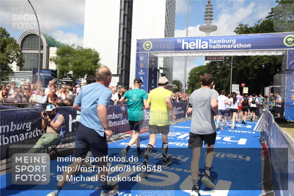 29.06.2025 - hella hamburg halbmarathon Michael Strokosch http://msf.ph/oto/8169548 29.06.2025 11:42:11 Ziel 1596, 1774, 2494, 3679, 4411, 5180, 5186, 7040, 7445, 8486, 8712, 9379, 9699, 11183, 11444, 11972, 12883, 13299, 16021, 17687, 17688, 18366, 19037, 19057 meine-sportfotos.de