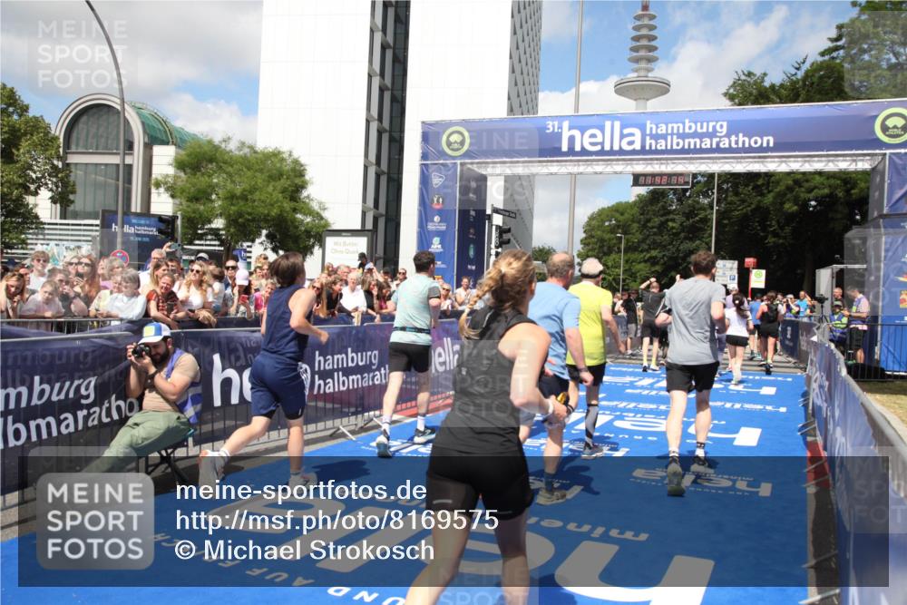29.06.2025 - hella hamburg halbmarathon Michael Strokosch http://msf.ph/oto/8169575 29.06.2025 11:42:12 Ziel 1774, 2494, 3679, 4411, 5180, 5186, 7445, 8486, 8712, 9379, 9699, 11183, 11444, 12883, 13299, 16021, 17687, 17688, 18366, 19037, 19057 meine-sportfotos.de