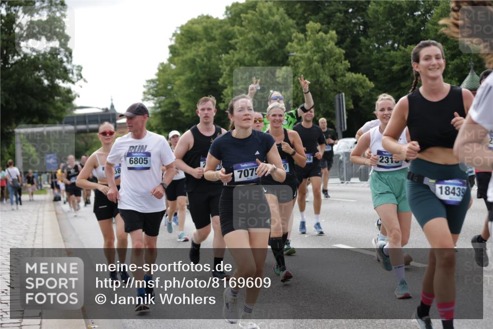 29.06.2025 - hella hamburg halbmarathon Jannik Wohlers http://msf.ph/oto/8169609 29.06.2025 10:21:25 Lombardsbrücke 1158, 1191, 1250, 1294, 1668, 1958, 2172, 2315, 2353, 2529, 3606, 3995, 4046, 4289, 4375, 4376, 5641, 5759, 5957, 6086, 6475, 6676, 6805, 7075, 7162, 7612, 7672, 8715, 8896, 8959, 9002, 9062, 9326, 9635, 10019, 10125, 10210, 10787, 11424, 11425, 12041, 12402, 12659, 13477, 13604, 14278, 15104, 16143, 16762, 16781, 16796, 17903, 17932, 18439, 19099 meine-sportfotos.de