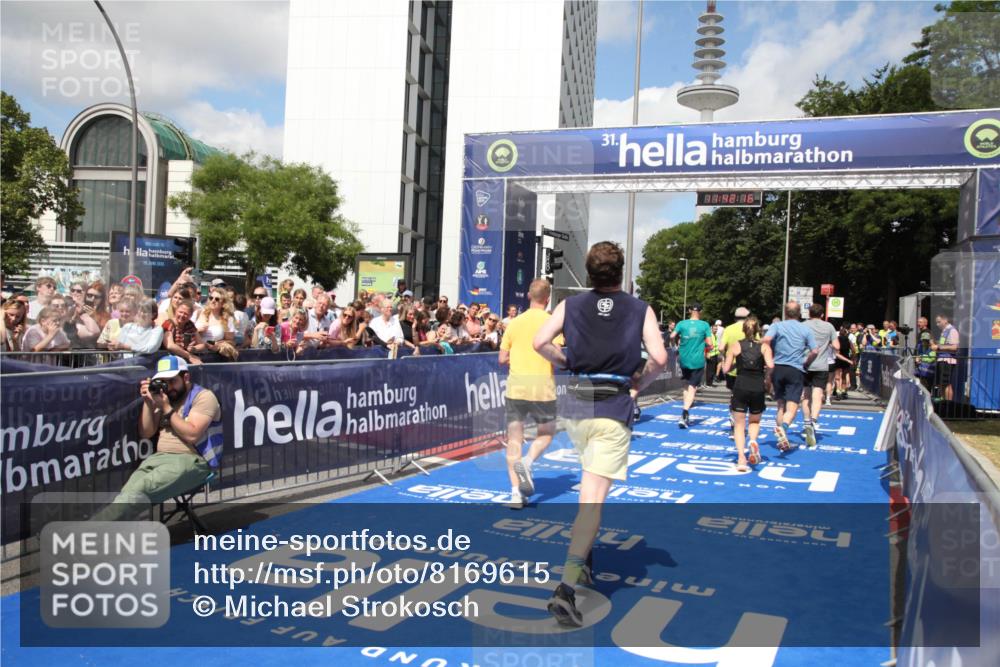 29.06.2025 - hella hamburg halbmarathon Michael Strokosch http://msf.ph/oto/8169615 29.06.2025 11:42:14 Ziel 2494, 3679, 4411, 5186, 7445, 8486, 8712, 9379, 12883, 13299, 16021, 16239, 17687, 17688, 18366, 19037, 19057 meine-sportfotos.de