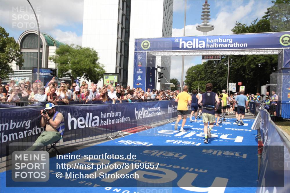 29.06.2025 - hella hamburg halbmarathon Michael Strokosch http://msf.ph/oto/8169657 29.06.2025 11:42:15 Ziel 2494, 4411, 7445, 8007, 8486, 8712, 9379, 12883, 13299, 16021, 16239, 17458, 17687, 18366, 19037, 19057 meine-sportfotos.de