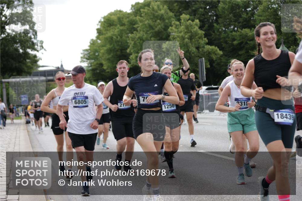 29.06.2025 - hella hamburg halbmarathon Jannik Wohlers http://msf.ph/oto/8169678 29.06.2025 10:21:25 Lombardsbrücke 1158, 1191, 1250, 1294, 1668, 1958, 2172, 2315, 2353, 2529, 3606, 3995, 4046, 4289, 4375, 4376, 5641, 5759, 5957, 6086, 6475, 6676, 6805, 7075, 7162, 7612, 7672, 8715, 8896, 8959, 9002, 9062, 9326, 9635, 10019, 10125, 10210, 10787, 11424, 11425, 12041, 12402, 12659, 13477, 13604, 14278, 15104, 16143, 16762, 16781, 16796, 17903, 17932, 18439, 19099 meine-sportfotos.de