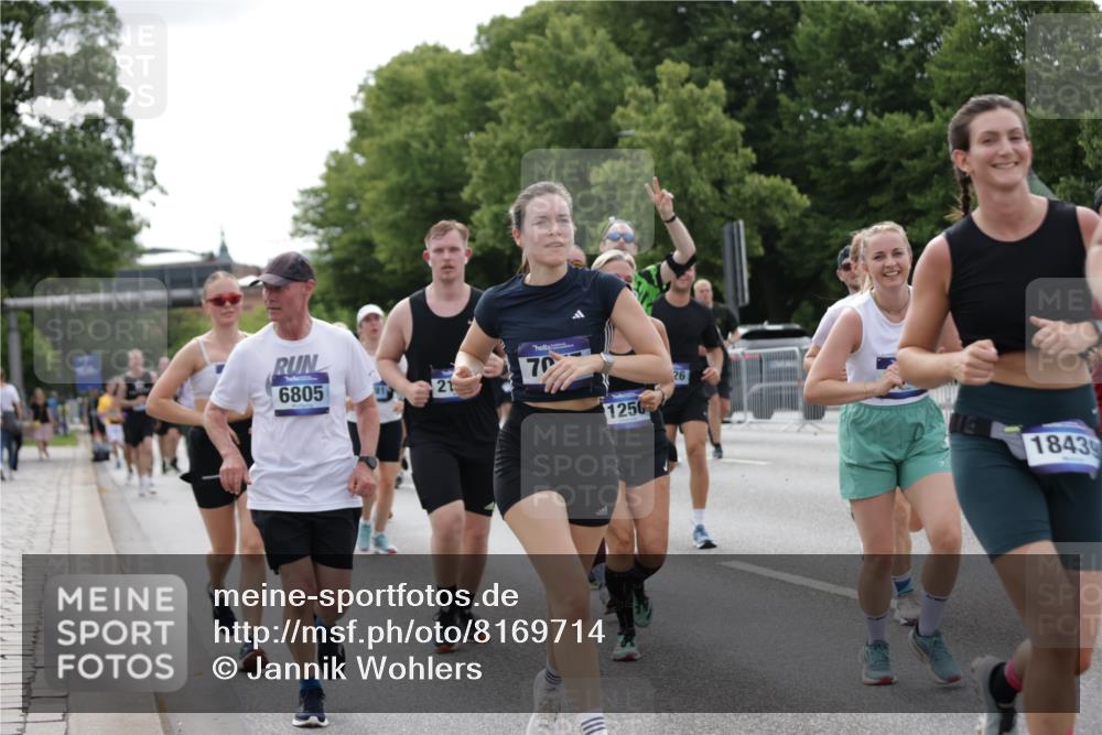 29.06.2025 - hella hamburg halbmarathon Jannik Wohlers http://msf.ph/oto/8169714 29.06.2025 10:21:25 Lombardsbrücke 1158, 1191, 1250, 1294, 1668, 1958, 2172, 2315, 2353, 2529, 3606, 3995, 4046, 4289, 4375, 4376, 5641, 5759, 5957, 6086, 6475, 6676, 6805, 7075, 7162, 7612, 7672, 8715, 8896, 8959, 9002, 9062, 9326, 9635, 10019, 10125, 10210, 10787, 11424, 11425, 12041, 12402, 12659, 13477, 13604, 14278, 15104, 16143, 16762, 16781, 16796, 17903, 17932, 18439, 19099 meine-sportfotos.de