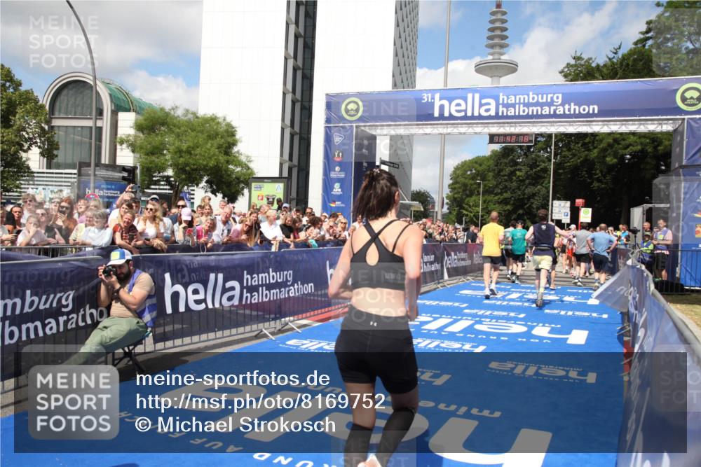 29.06.2025 - hella hamburg halbmarathon Michael Strokosch http://msf.ph/oto/8169752 29.06.2025 11:42:16 Ziel 2494, 4411, 7445, 8007, 8486, 8712, 9379, 12883, 13299, 16021, 16239, 17458, 18366 meine-sportfotos.de