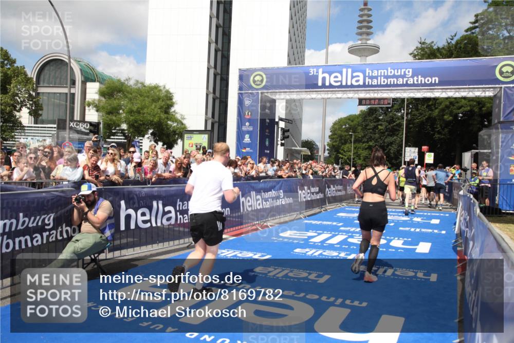29.06.2025 - hella hamburg halbmarathon Michael Strokosch http://msf.ph/oto/8169782 29.06.2025 11:42:17 Ziel 2494, 4411, 7445, 8007, 8486, 8712, 9379, 11059, 13299, 16021, 16239, 17115, 17313, 17458, 18366 meine-sportfotos.de