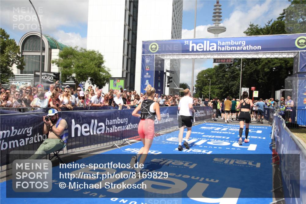 29.06.2025 - hella hamburg halbmarathon Michael Strokosch http://msf.ph/oto/8169829 29.06.2025 11:42:18 Ziel 2494, 4798, 7445, 8007, 8486, 8712, 9379, 11059, 13299, 16021, 16239, 17115, 17313, 17458 meine-sportfotos.de