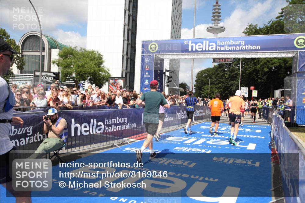 29.06.2025 - hella hamburg halbmarathon Michael Strokosch http://msf.ph/oto/8169846 29.06.2025 11:42:22 Ziel 2067, 4798, 6029, 6229, 8007, 8435, 11059, 14202, 16239, 17115, 17313, 17458, 18506 meine-sportfotos.de