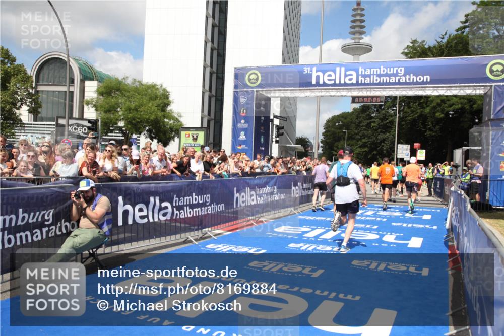 29.06.2025 - hella hamburg halbmarathon Michael Strokosch http://msf.ph/oto/8169884 29.06.2025 11:42:23 Ziel 2067, 4798, 6029, 6229, 8007, 8435, 10205, 11059, 14202, 17115, 17313, 17458, 18506 meine-sportfotos.de
