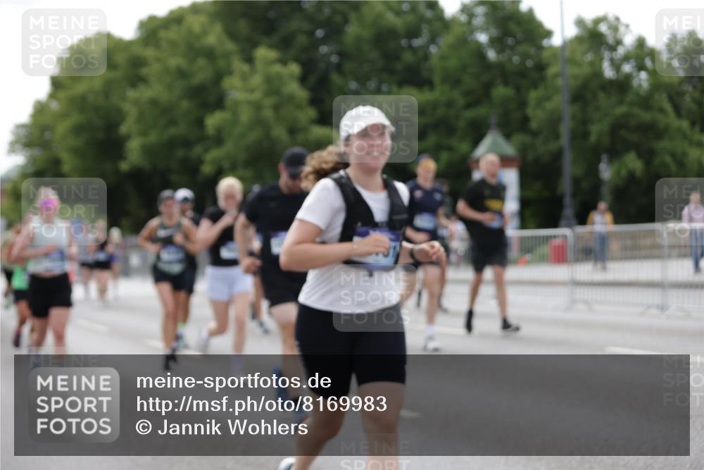 29.06.2025 - hella hamburg halbmarathon Jannik Wohlers http://msf.ph/oto/8169983 29.06.2025 10:21:28 Lombardsbrücke 1158, 1191, 1250, 1294, 1668, 1958, 2172, 2315, 2353, 2529, 3606, 3995, 4046, 4289, 4375, 4376, 5641, 6475, 6676, 6805, 7075, 7162, 7612, 7672, 8715, 8959, 9002, 9062, 9326, 9635, 10019, 10125, 10167, 10210, 10710, 10787, 11424, 11425, 12659, 12894, 13477, 13604, 14055, 14168, 14180, 15104, 15635, 16143, 16762, 16781, 16796, 17903, 17932, 17944, 18439, 19008, 19099 meine-sportfotos.de