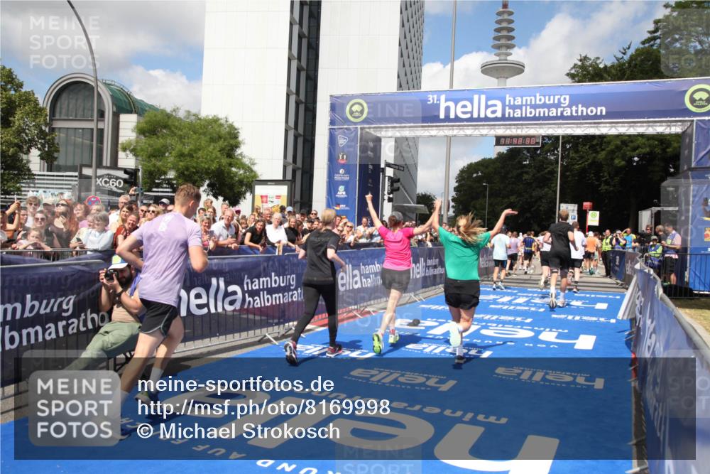 29.06.2025 - hella hamburg halbmarathon Michael Strokosch http://msf.ph/oto/8169998 29.06.2025 11:42:28 Ziel 1108, 2067, 5975, 6029, 6184, 6229, 8435, 10205, 13899, 14202, 18233, 18506 meine-sportfotos.de
