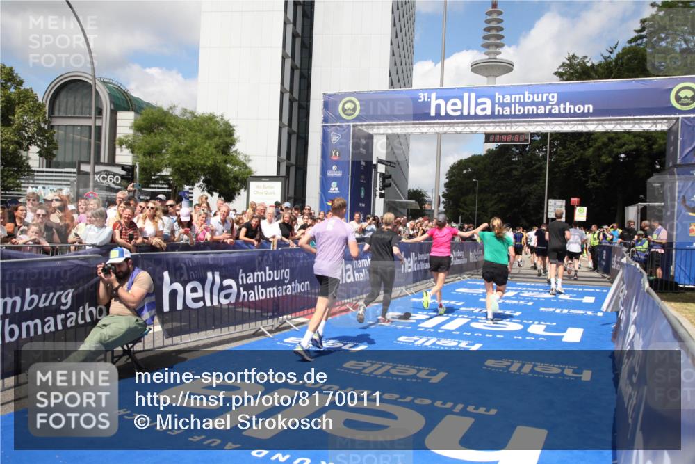 29.06.2025 - hella hamburg halbmarathon Michael Strokosch http://msf.ph/oto/8170011 29.06.2025 11:42:29 Ziel 1108, 2067, 5975, 6184, 6229, 10047, 10205, 13445, 13899, 14202, 14356, 18233, 18506 meine-sportfotos.de