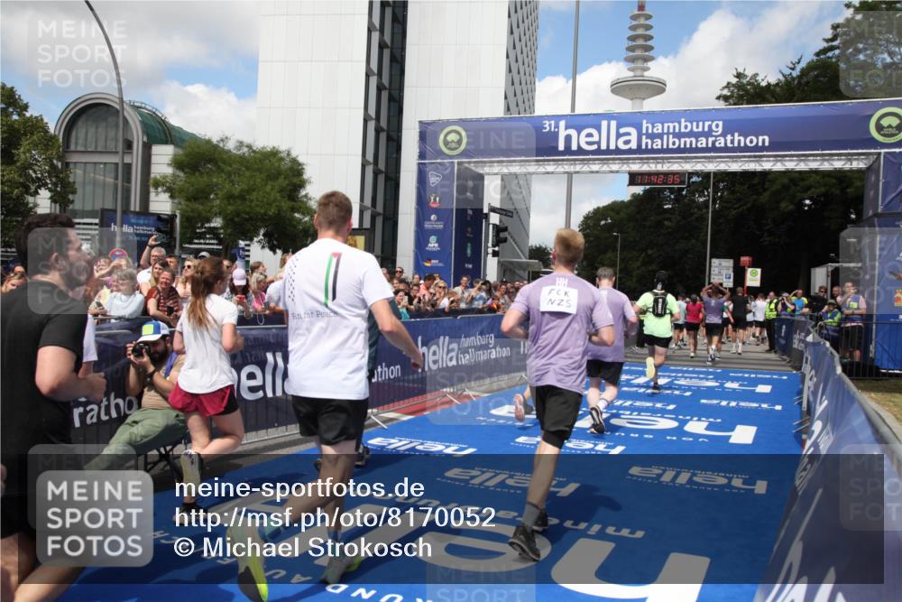 29.06.2025 - hella hamburg halbmarathon Michael Strokosch http://msf.ph/oto/8170052 29.06.2025 11:42:33 Ziel 1108, 1780, 2272, 4609, 5538, 5975, 6184, 9004, 9393, 10047, 13445, 13823, 13899, 14356, 16214, 17250, 18101, 18110, 18113, 18233 meine-sportfotos.de