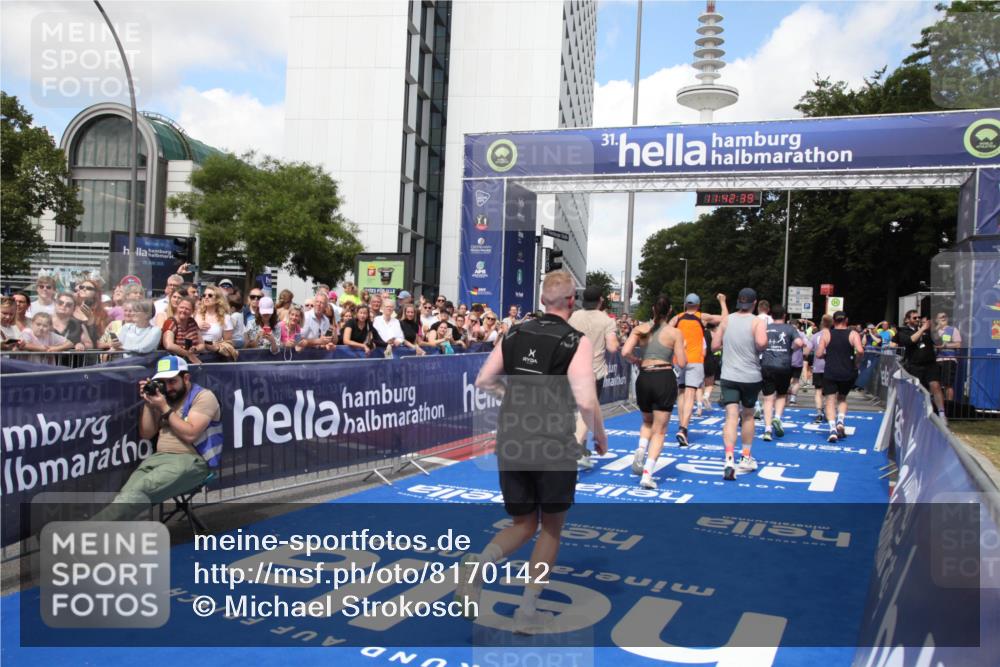 29.06.2025 - hella hamburg halbmarathon Michael Strokosch http://msf.ph/oto/8170142 29.06.2025 11:42:37 Ziel 1780, 2272, 4609, 5538, 8499, 9004, 9393, 10047, 11166, 13445, 13823, 14356, 15399, 16214, 16916, 16966, 17250, 18101, 18110, 18113 meine-sportfotos.de