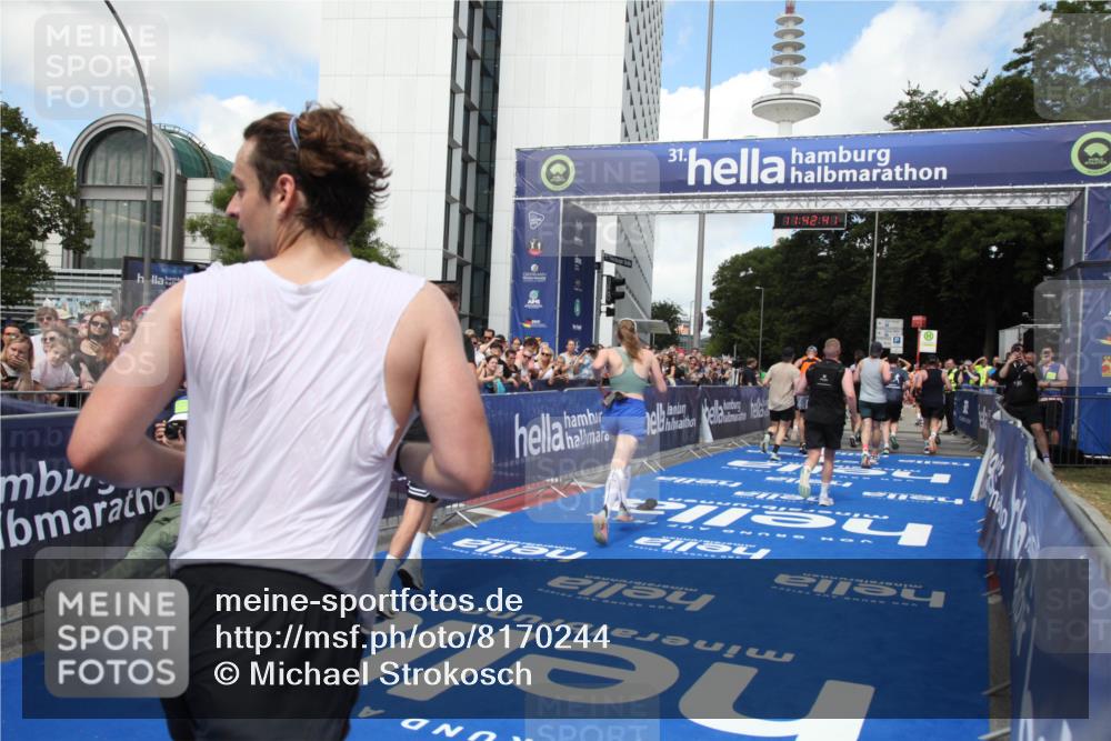 29.06.2025 - hella hamburg halbmarathon Michael Strokosch http://msf.ph/oto/8170244 29.06.2025 11:42:39 Ziel 1780, 2272, 4609, 5538, 8499, 8549, 8581, 9004, 9393, 11166, 13679, 13823, 15399, 15805, 16214, 16228, 16916, 16966, 17250, 18101, 18110, 18113 meine-sportfotos.de
