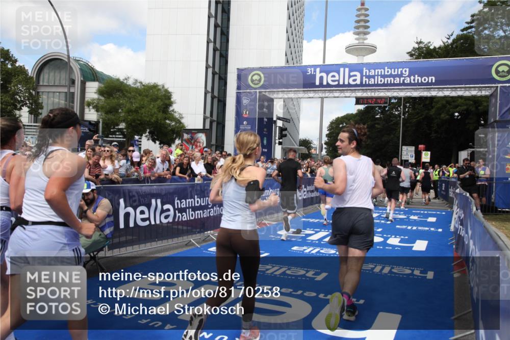 29.06.2025 - hella hamburg halbmarathon Michael Strokosch http://msf.ph/oto/8170258 29.06.2025 11:42:40 Ziel 1780, 4609, 5538, 8499, 8549, 8581, 9393, 11166, 13505, 13679, 13823, 15399, 15805, 16214, 16228, 16916, 16966, 18101, 18110, 18113 meine-sportfotos.de