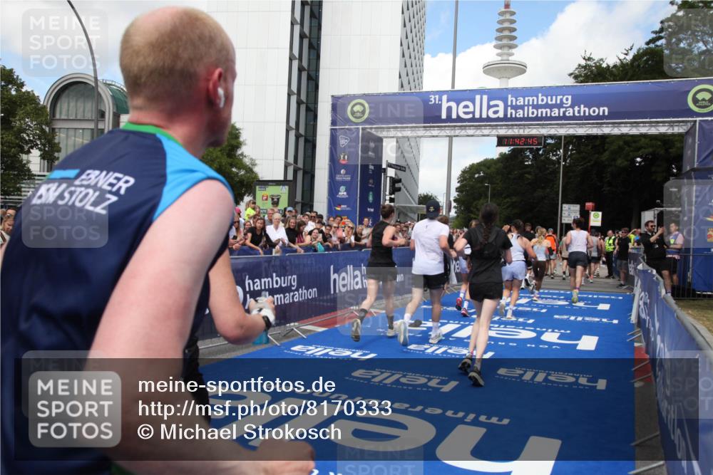 29.06.2025 - hella hamburg halbmarathon Michael Strokosch http://msf.ph/oto/8170333 29.06.2025 11:42:43 Ziel 1451, 5263, 8408, 8499, 8549, 8581, 11166, 12099, 13505, 13679, 13860, 14938, 15299, 15399, 15805, 16228, 16876, 16916, 16966 meine-sportfotos.de