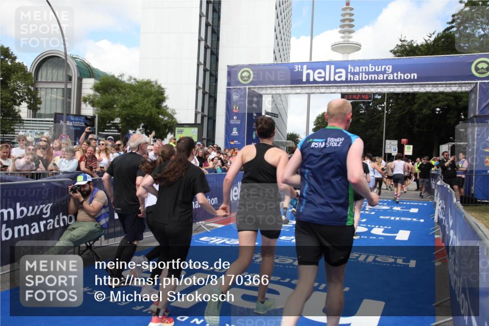 29.06.2025 - hella hamburg halbmarathon Michael Strokosch http://msf.ph/oto/8170366 29.06.2025 11:42:44 Ziel 1451, 5085, 5089, 5263, 7174, 8408, 8499, 8549, 8581, 9591, 11166, 12099, 13200, 13505, 13679, 13860, 14938, 15299, 15399, 15805, 16228, 16876, 16916, 16966 meine-sportfotos.de